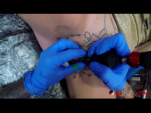 ❤️ Extremamente tatuada, a brasa Sully Savage fez uma tatuagem em seu clítoris ❤ Porno bonito em pt-br.quizfarmature.ru ️❤